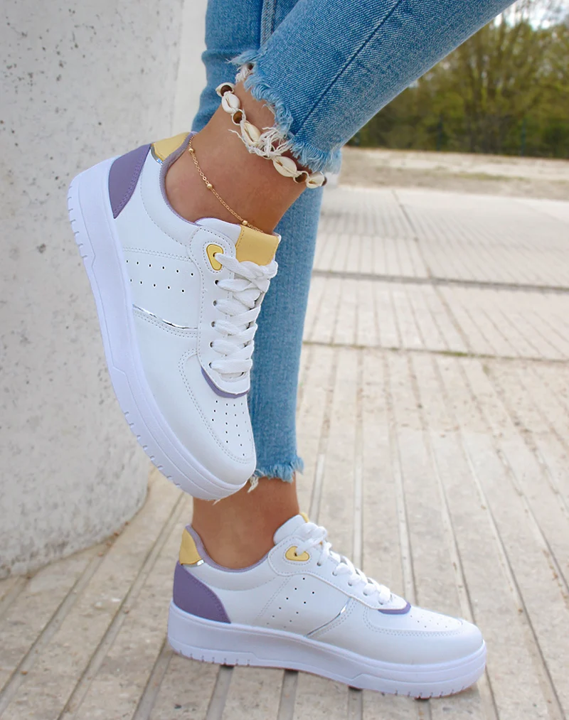 Baskets blanches à détails violet et jaune