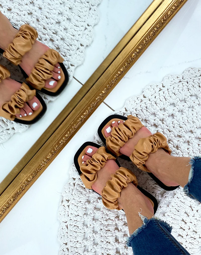 Sandales plates en simili cuir camel