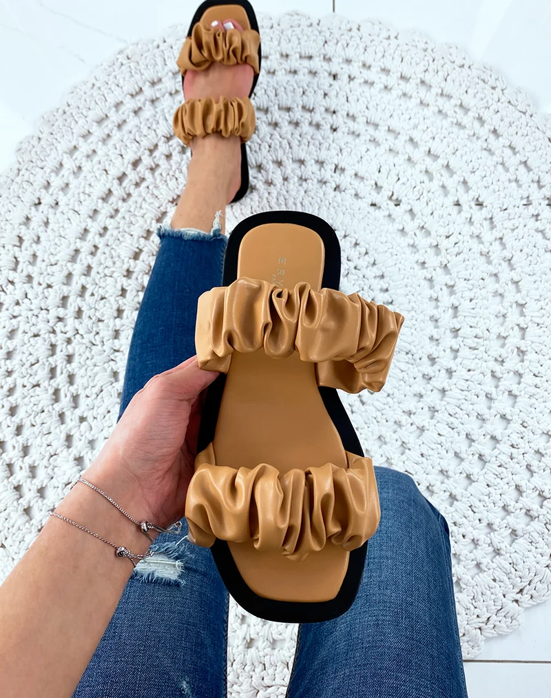 Sandales plates en simili cuir camel