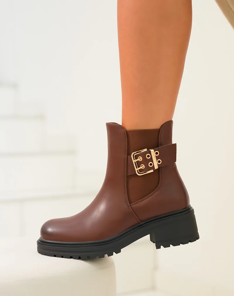 Bottines femme camel avec lanière dorée et semelle crantée