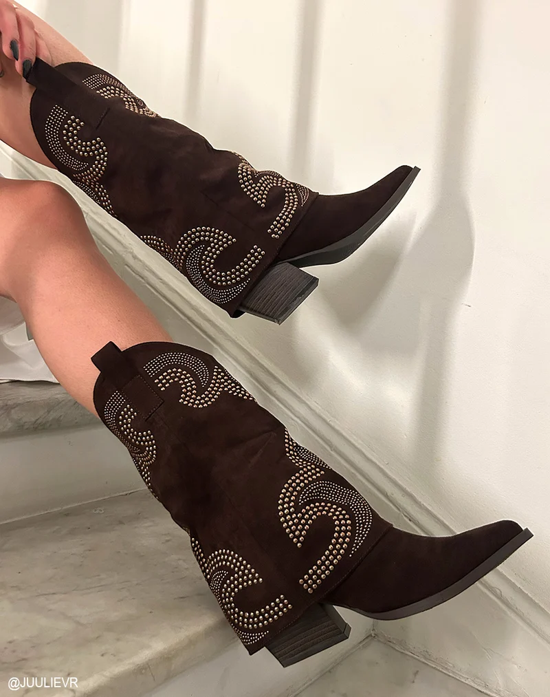 Bottines femme marron en suédine style santiags avec clous dorés et talon épais de 7 cm