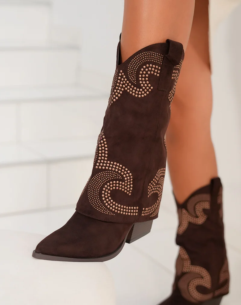 Bottines femme marron en suédine style santiags avec clous dorés et talon épais de 7 cm