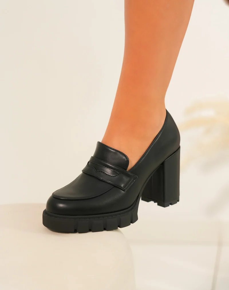 Mocassins noires mat à talons pour femme