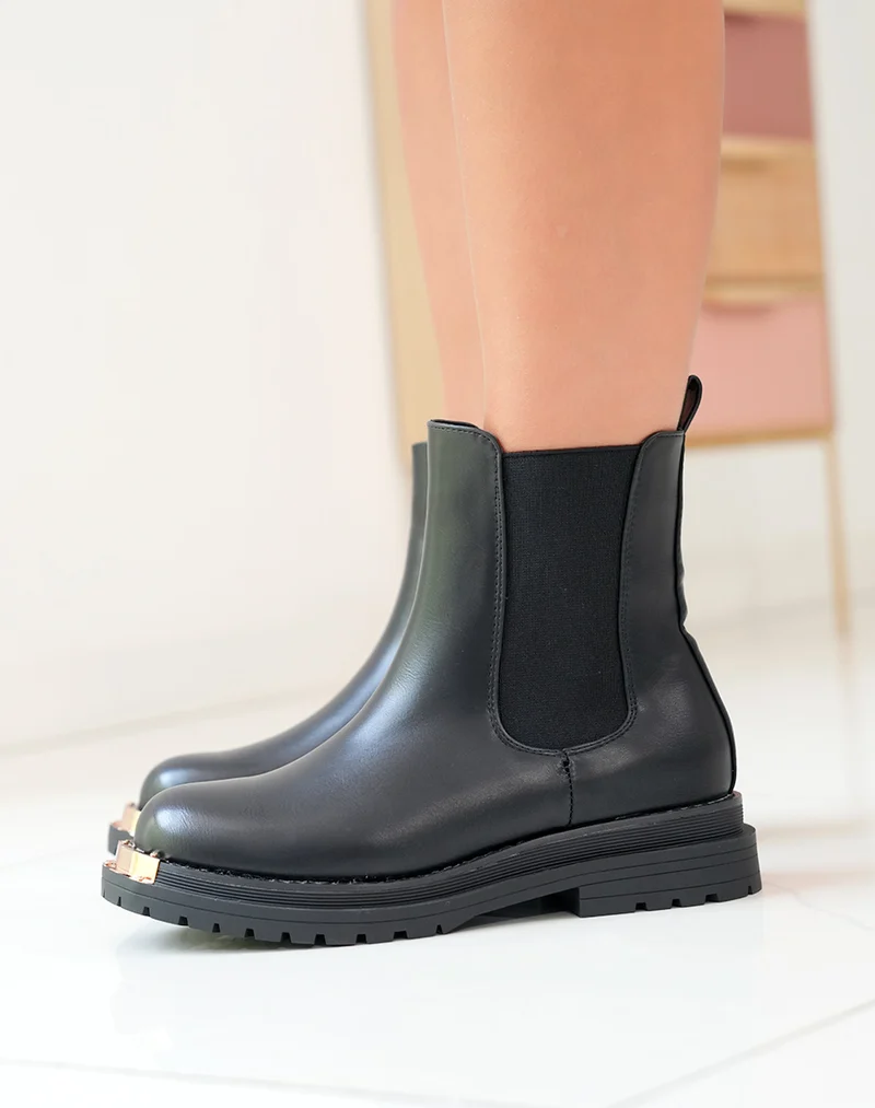 Bottines noires style chelsea avec détail doré
