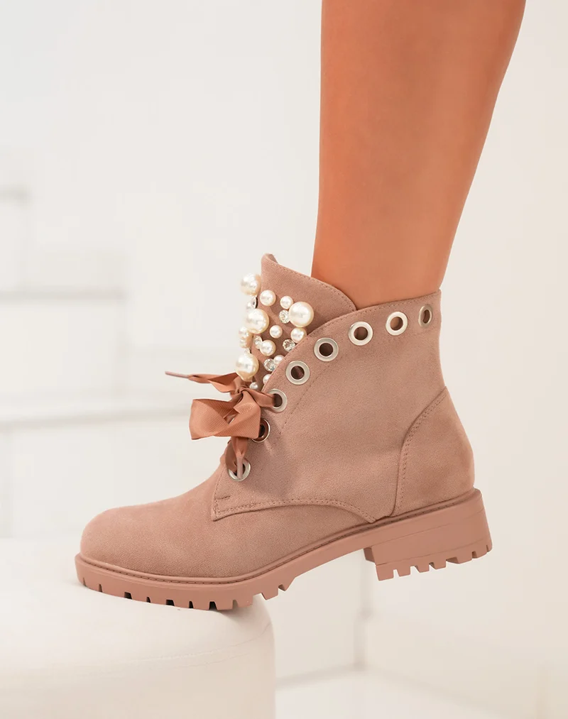 Bottines en suédine taupe clair à lacets épais et ajourée de perles