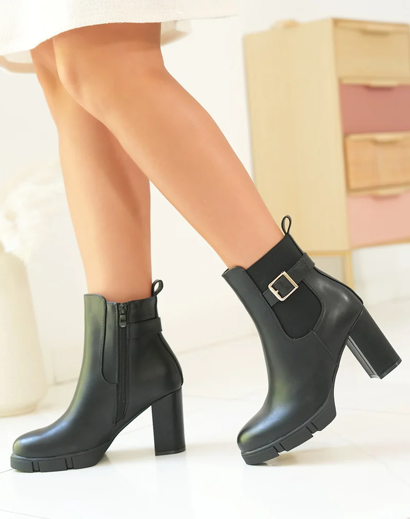 Bottines noires à talon à boucle dorée