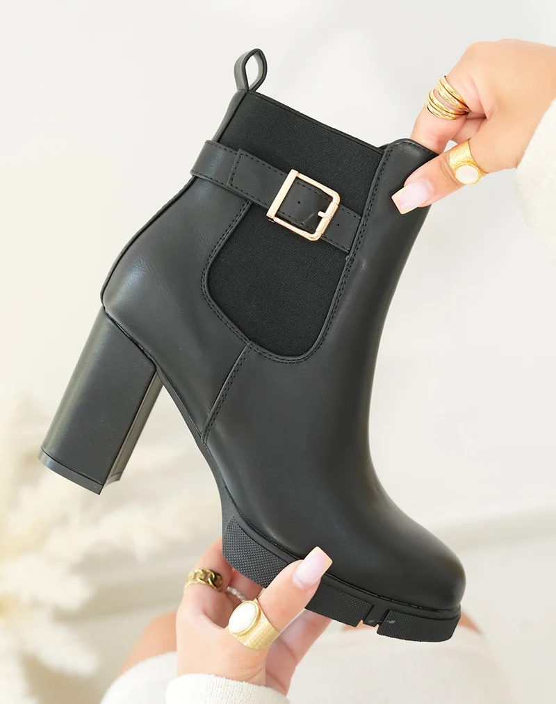 Bottines noires à talon à boucle dorée