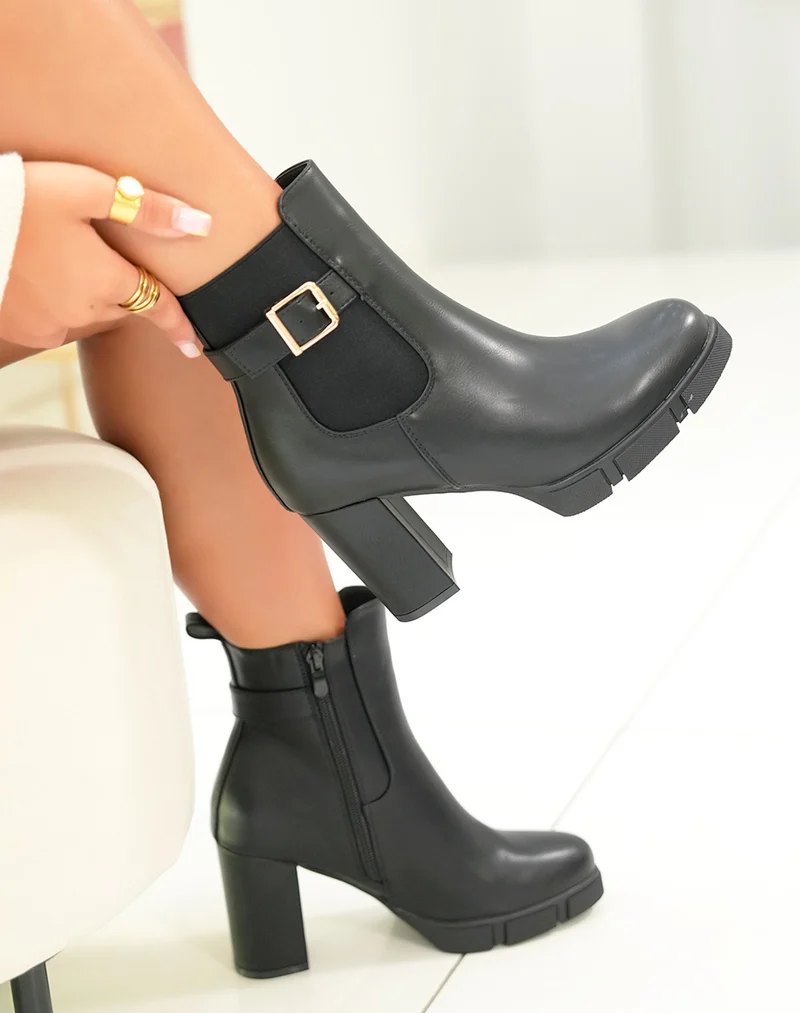 Bottines noires à talon à boucle dorée