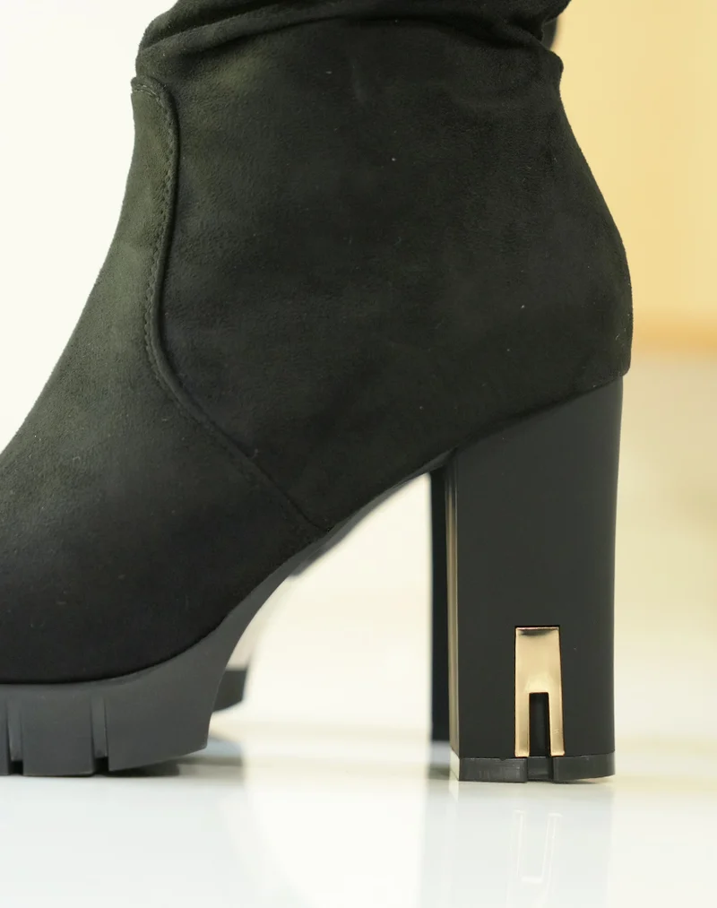 Bottines noires effet daim à talons avec détail doré pour femme