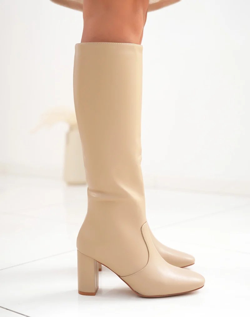 Bottes Beiges à Talons Carrés : Élégance Naturelle