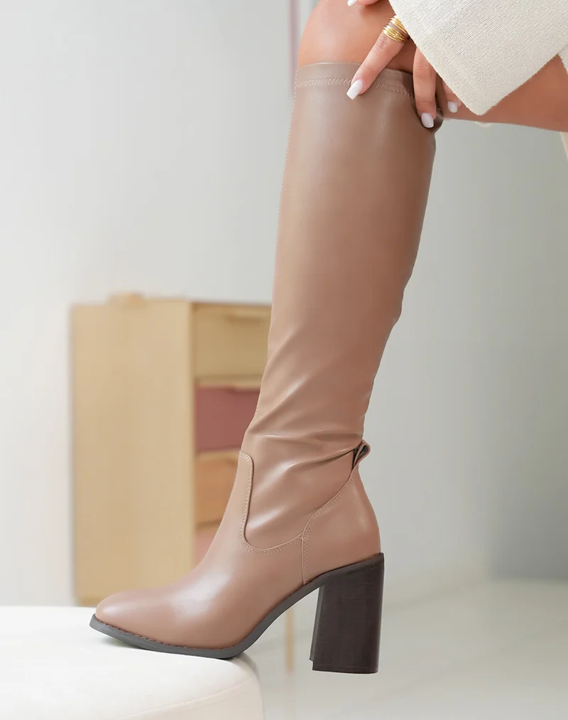 Bottes Beiges Foncées à Talon Épais : L'Élégance Hivernale