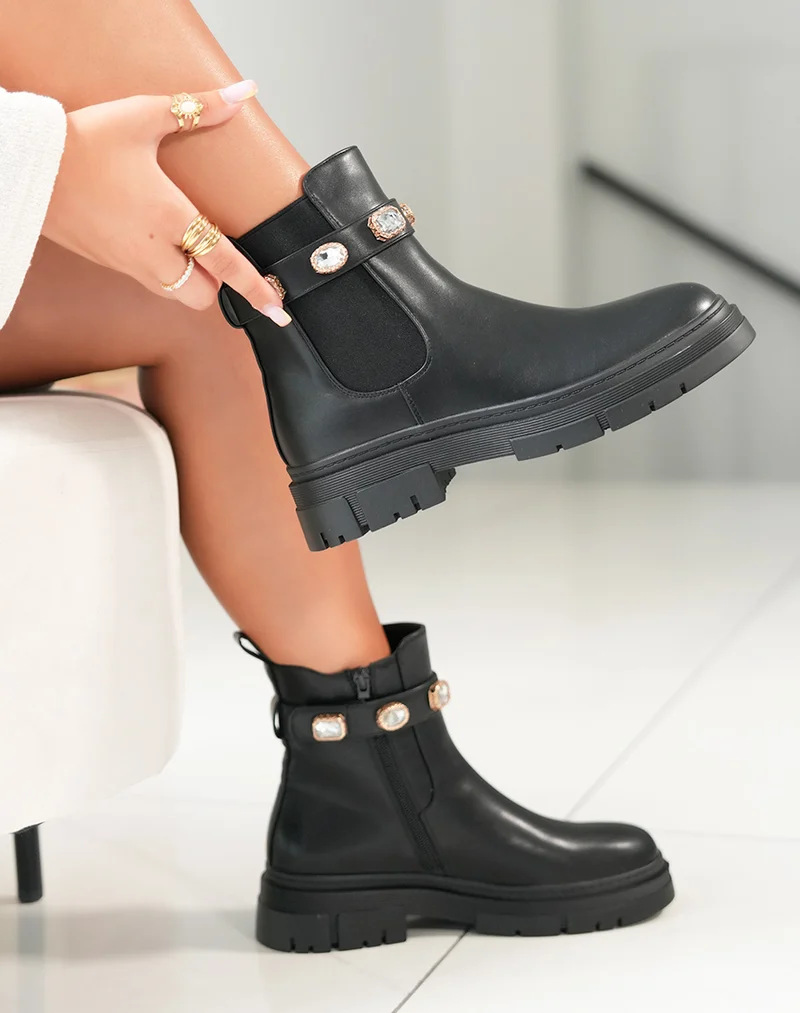 Bottines Chelsea noires pour femme avec lanière scratch et détails bijoux tendances