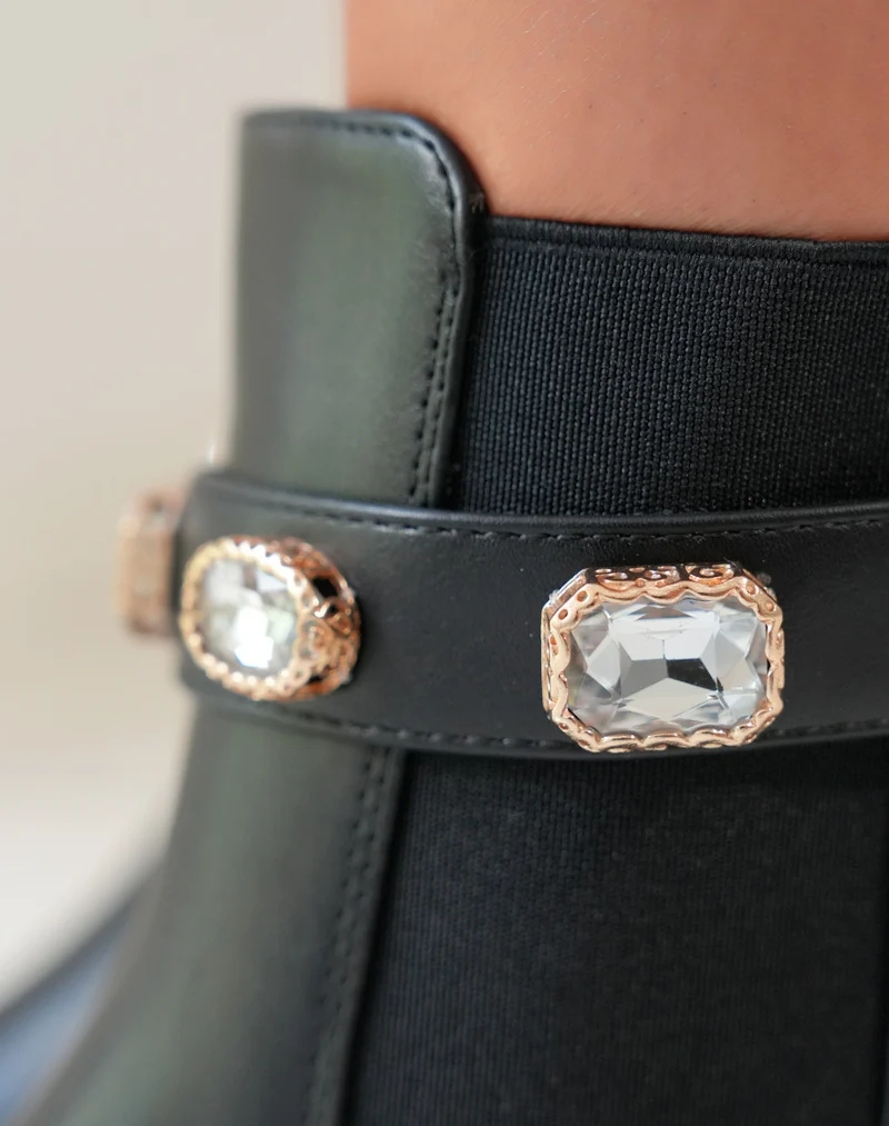 Bottines Chelsea noires pour femme avec lanière scratch et détails bijoux tendances