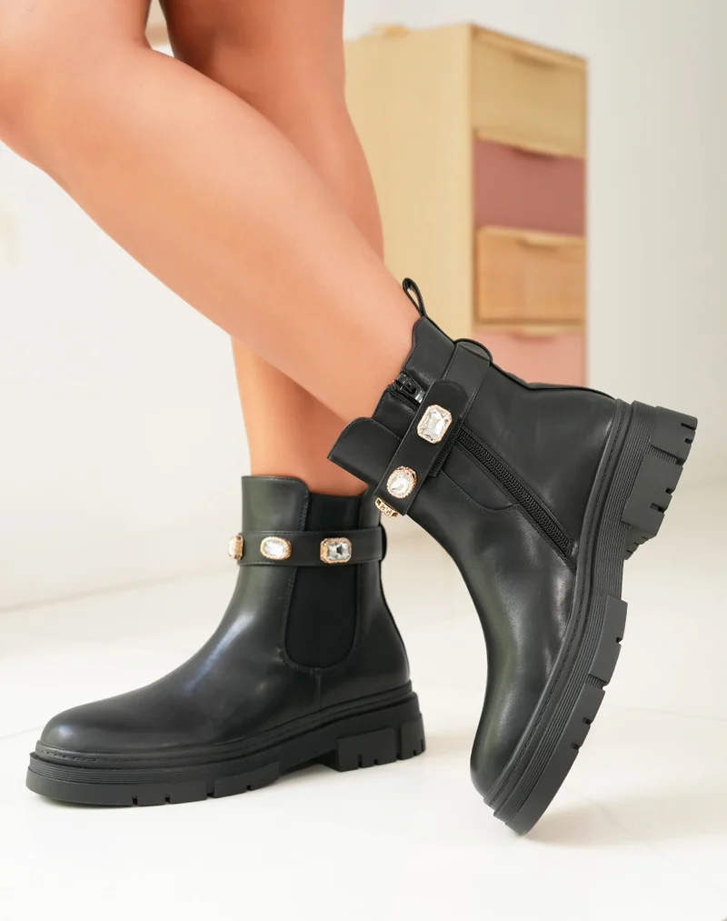 Bottines Chelsea noires pour femme avec lanière scratch et détails bijoux tendances