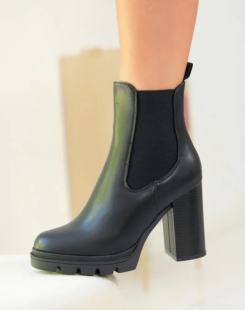 Bottines noires à talon et semelle légèrement crantée