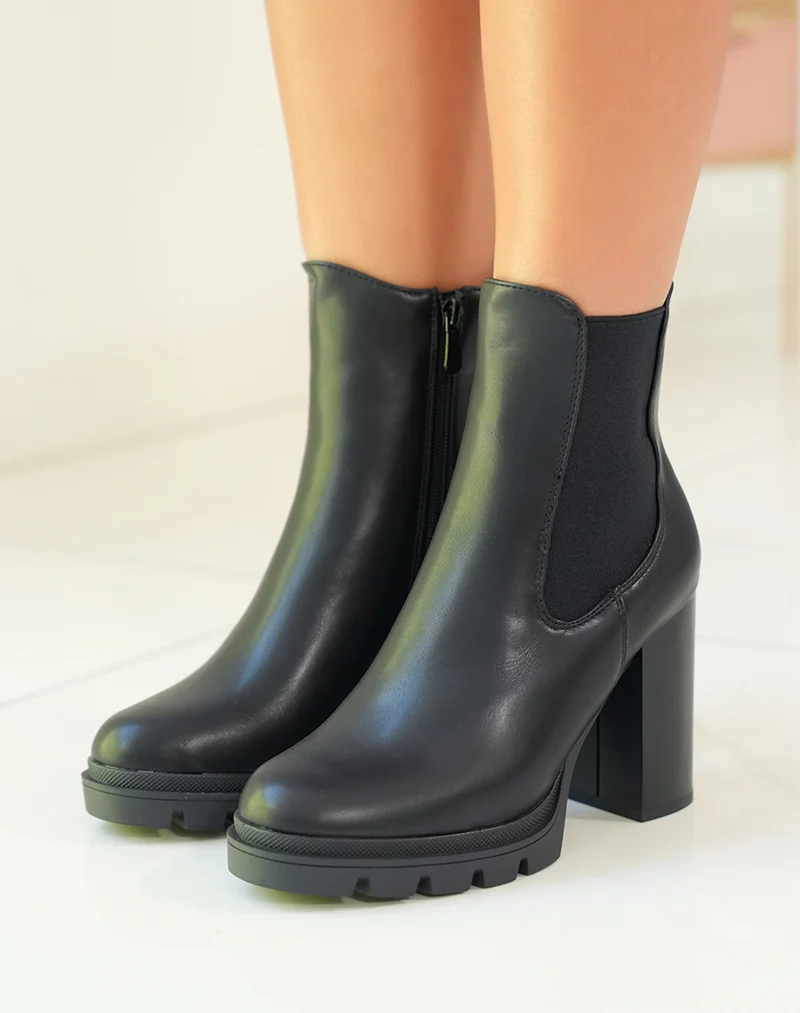 Bottines noires à talon et semelle légèrement crantée