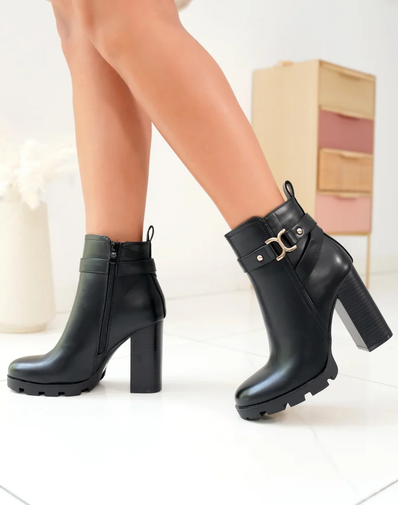 Bottines noires à détails dorées et lanières entrelacées