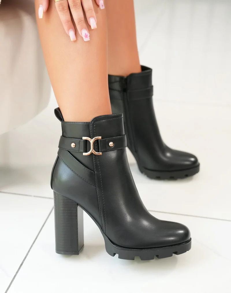 Bottines noires à détails dorées et lanières entrelacées