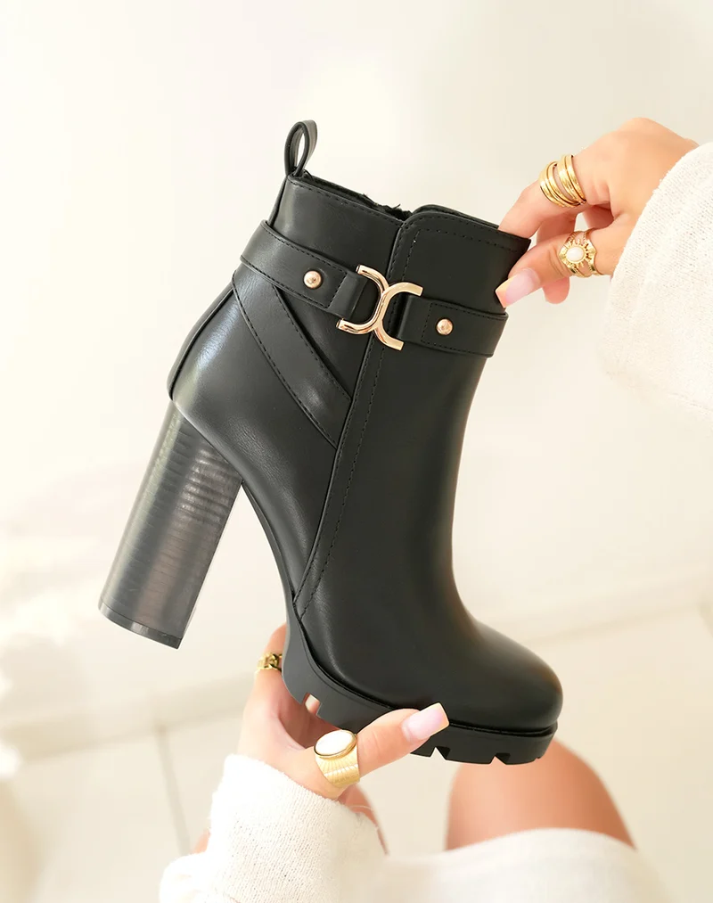 Bottines noires à détails dorées et lanières entrelacées