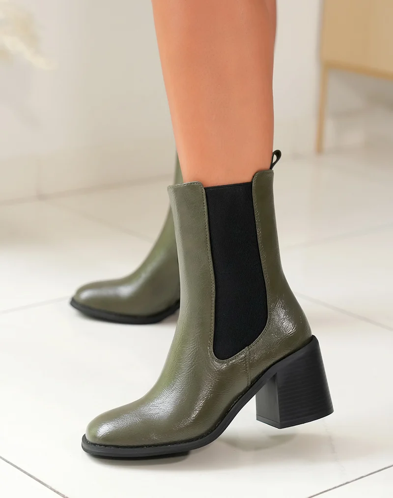 Bottines Kaki en Vogue avec Talon Carré et Finition Brillante