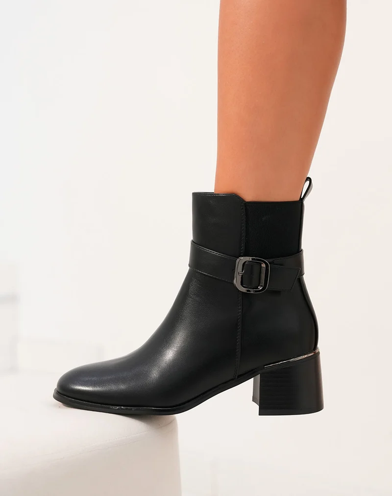 Bottines Noires à Talon et Sangle Argentée