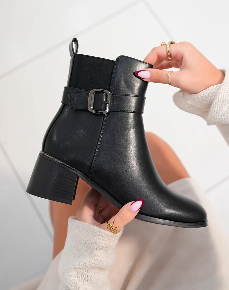Bottines Noires à Talon et Sangle Argentée