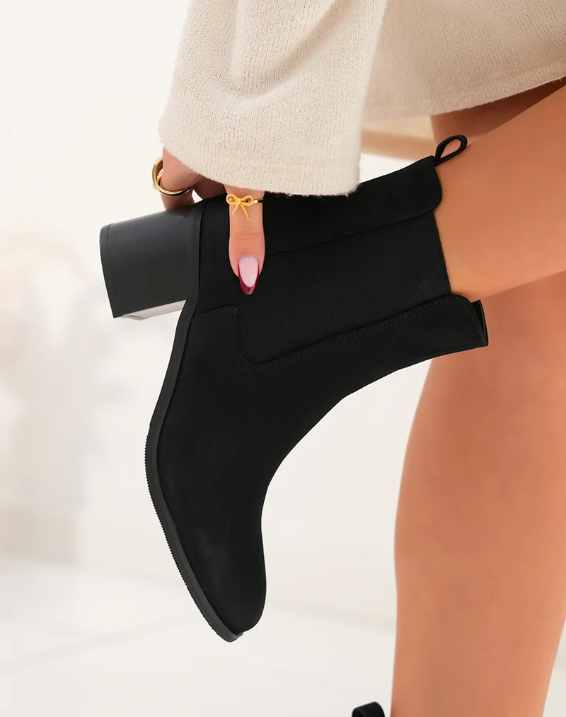 Bottines noires en suédine à talon