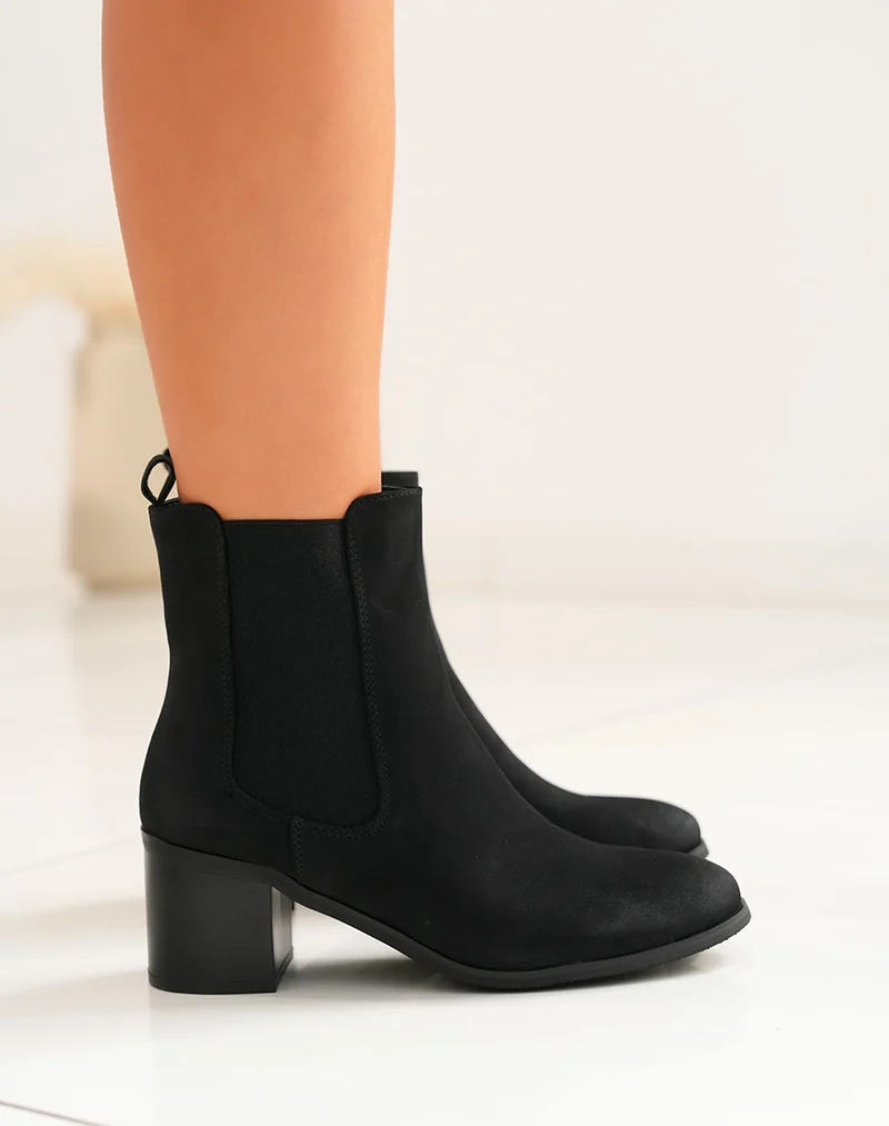 Bottines noires en suédine à talon