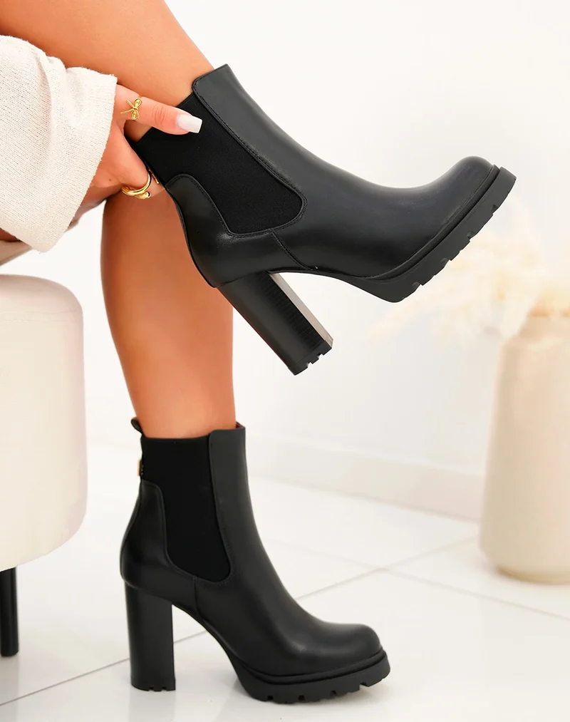 Bottines noires à talon et détail en élastique