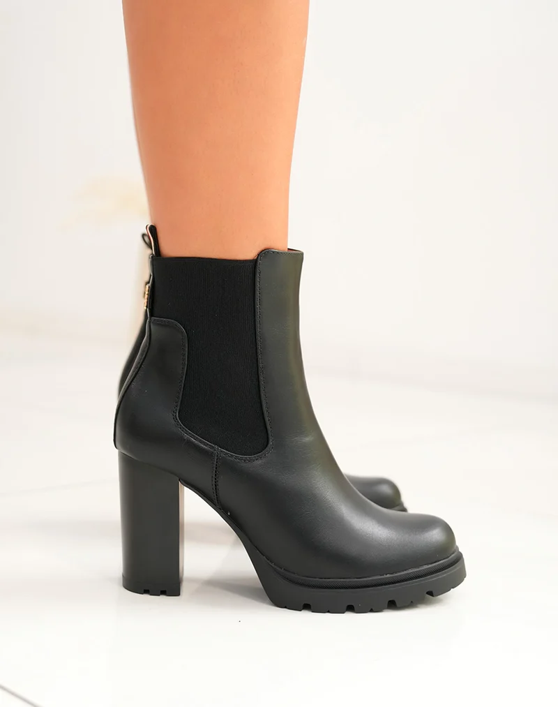 Bottines noires à talon et détail en élastique