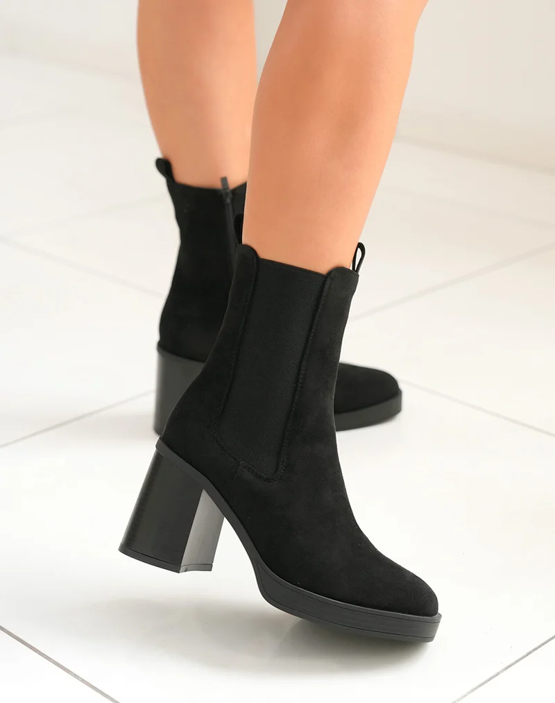 Bottines noires en suédine montant style chelsea à talon