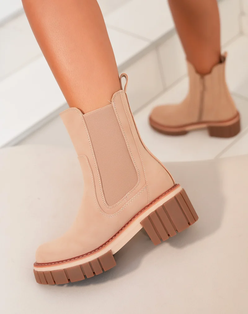 Bottines beige foncé à semelle marron et liseré camel