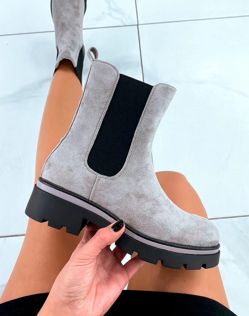 BOTTINES TAUPE EN SUÉDINE STYLE CHELSEA MONTANTES AVEC SEMELLE CRANTÉE