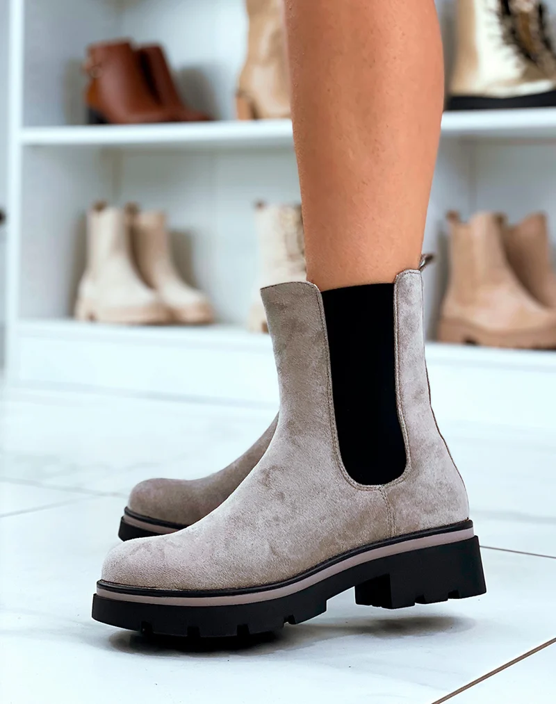 BOTTINES TAUPE EN SUÉDINE STYLE CHELSEA MONTANTES AVEC SEMELLE CRANTÉE