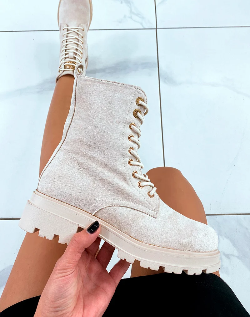 BOTTINES MONTANTES ? LACETS BEIGES EN SU?DINE AVEC D?TAILS DOR?S