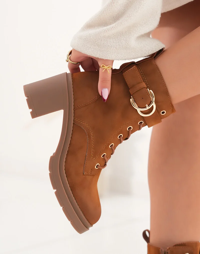 Bottines à Talon en Suédine Camel : L'Incarnation du Chic Hivernal