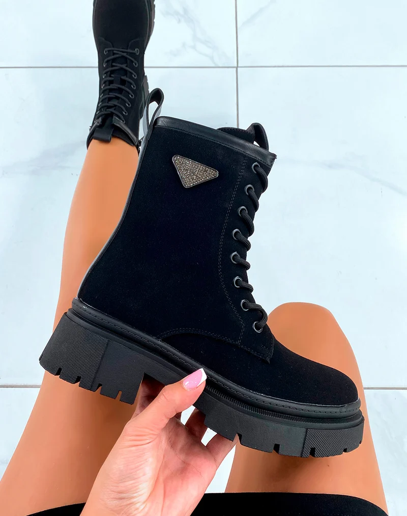 Bottines Noires en Suédine Montantes avec Détail Triangle à Strass