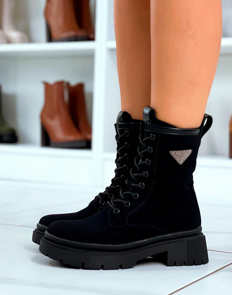 Bottines Noires en Suédine Montantes avec Détail Triangle à Strass
