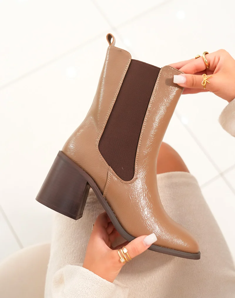 Charmantes Bottines Marron Chelsea avec Talon Carré et Finition Brillante