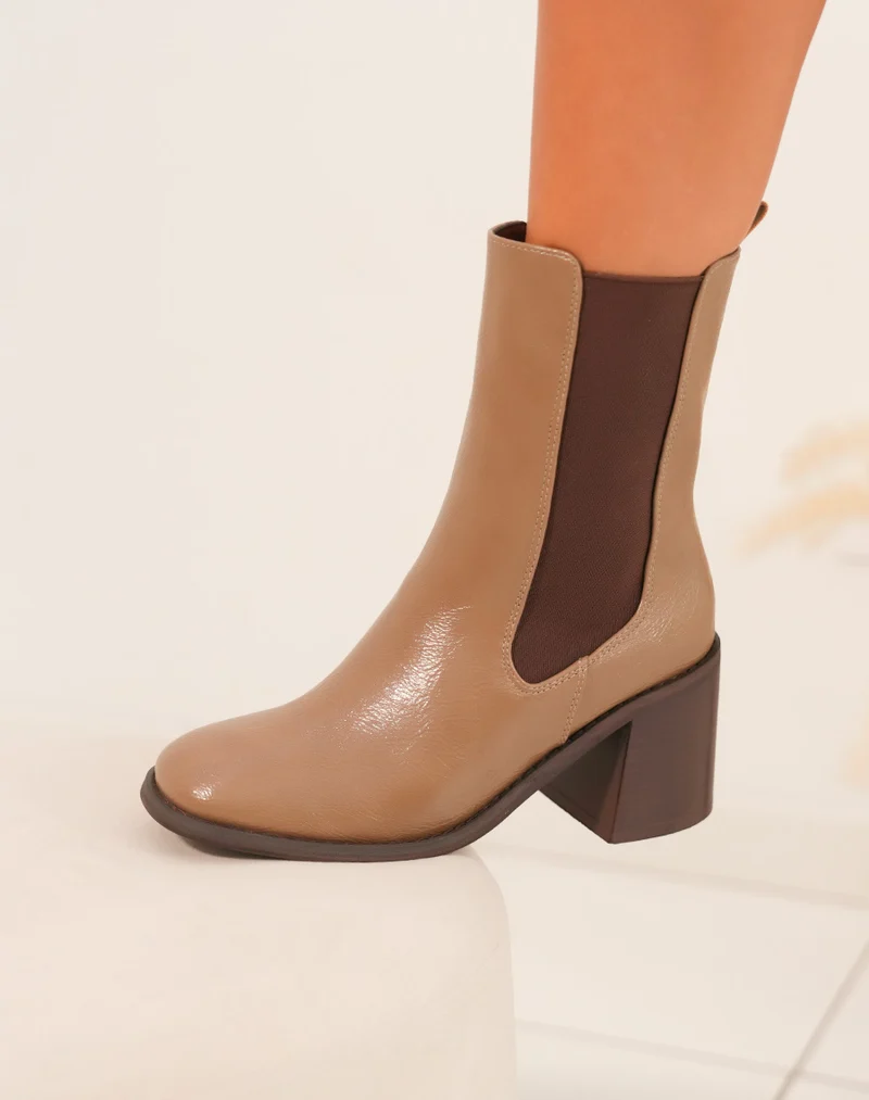 Charmantes Bottines Marron Chelsea avec Talon Carré et Finition Brillante