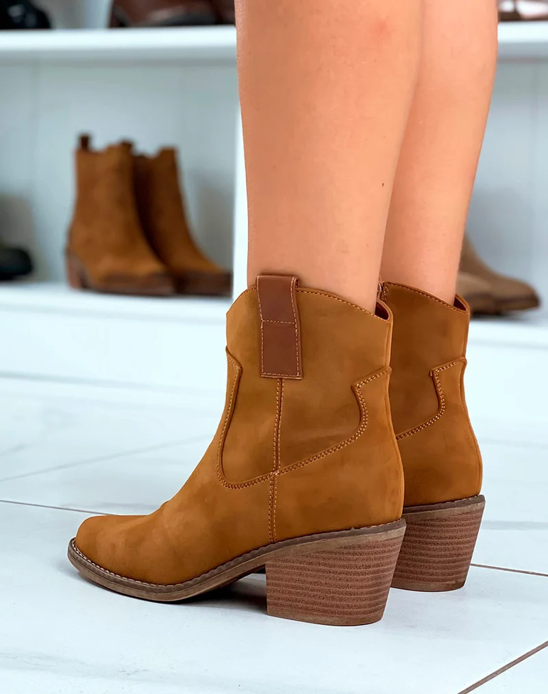 Bottines style santiags en suédine camel à petit talon pour femmes