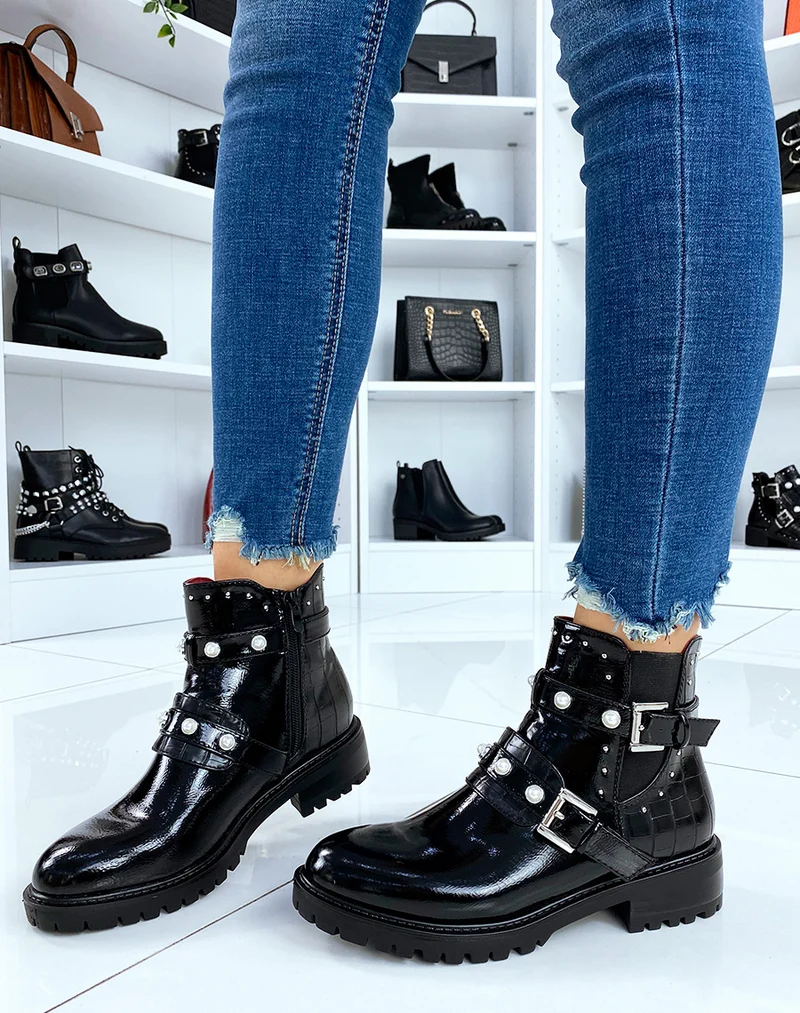 Bottines noires vernies effet croco à lanières et ornements