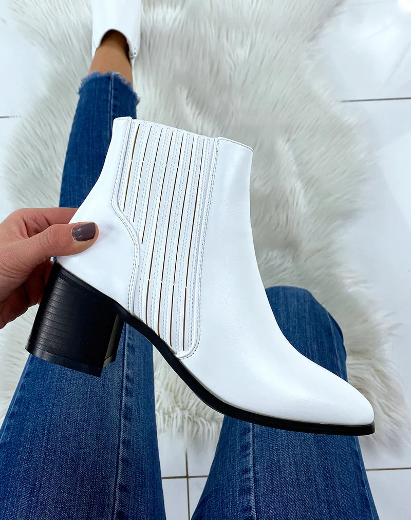 Bottines blanches à talon noir à bout carré