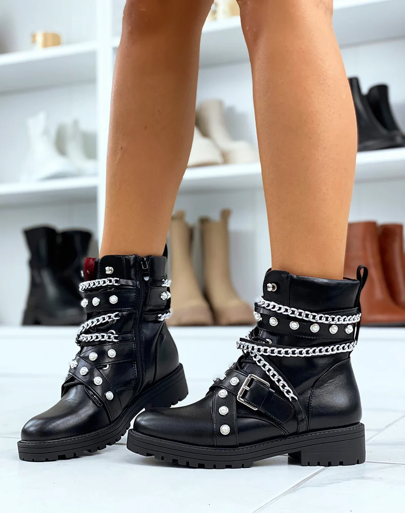 Bottines noires montantes cloutées et perlées à chaines argentées