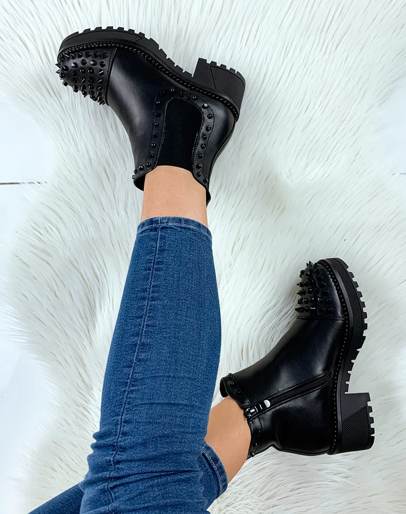 Chelsea boots noire à effet lisse ajouré de clous noirs