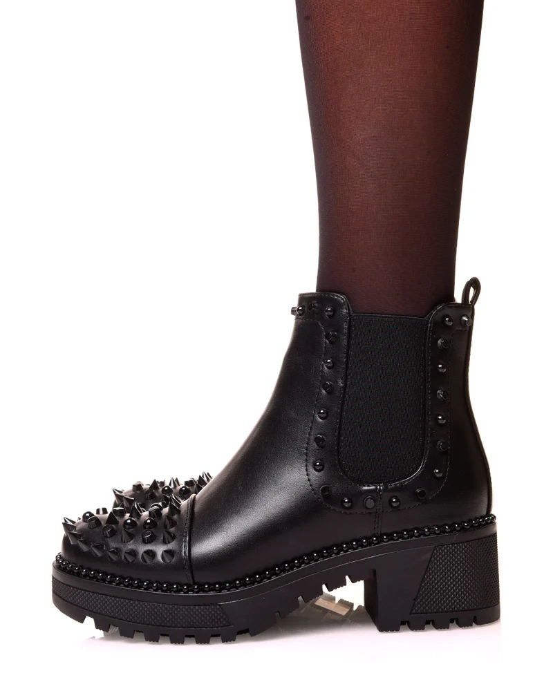 Chelsea boots noire à effet lisse ajouré de clous noirs