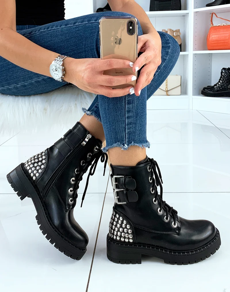 Bottines montantes noires ornées de clous argentés