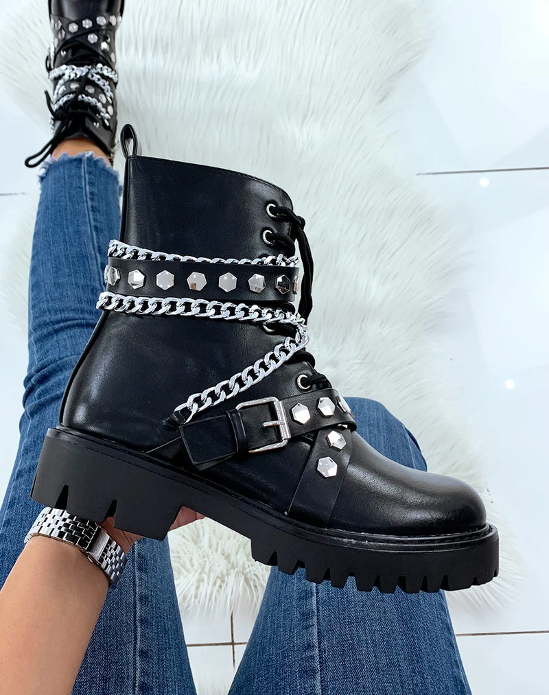 Bottines montantes noires ornées de chaines et de clous