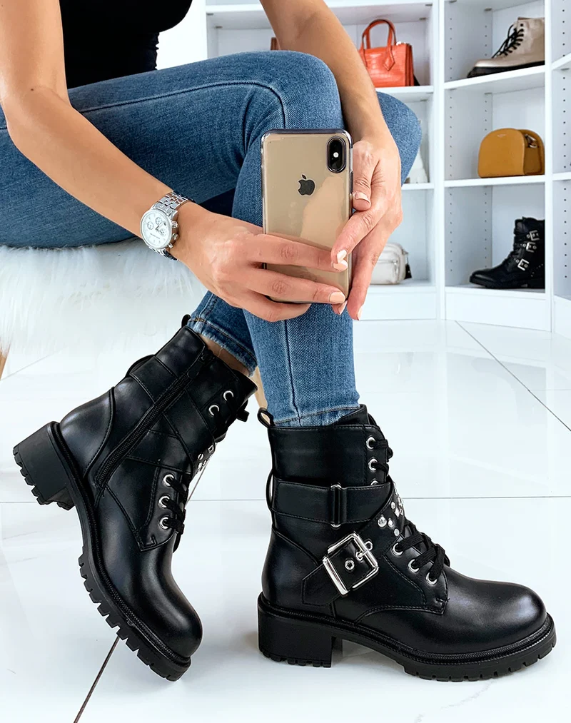 Bottines montantes noires à lanières cloutées