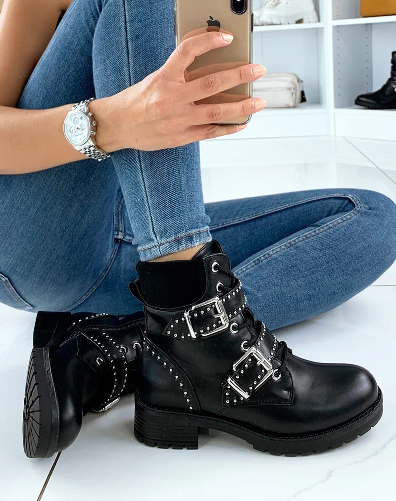 Bottines noires accompagnées de clous